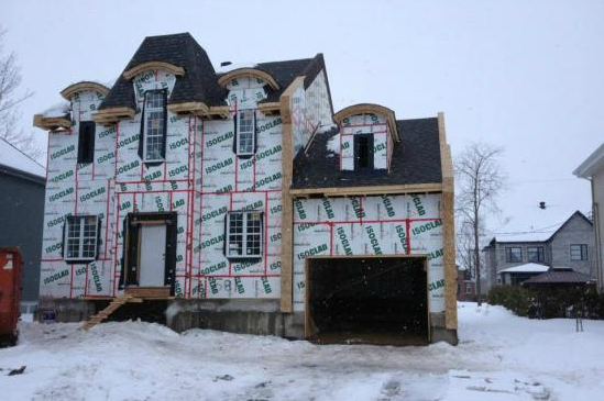 Une maison en construction dans la neige