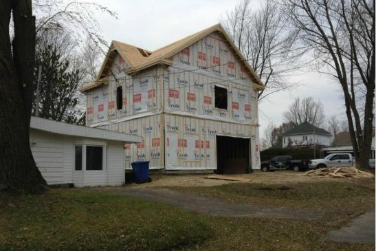 Une maison est en construction avec beaucoup de revêtement.