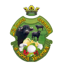 Logo di una cremeria con un bufalo, tre pecore nere, formaggio e una corona. Sfondo verde.