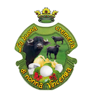 Logo di una cremeria con un bufalo, tre pecore nere, formaggio e una corona. Sfondo verde.