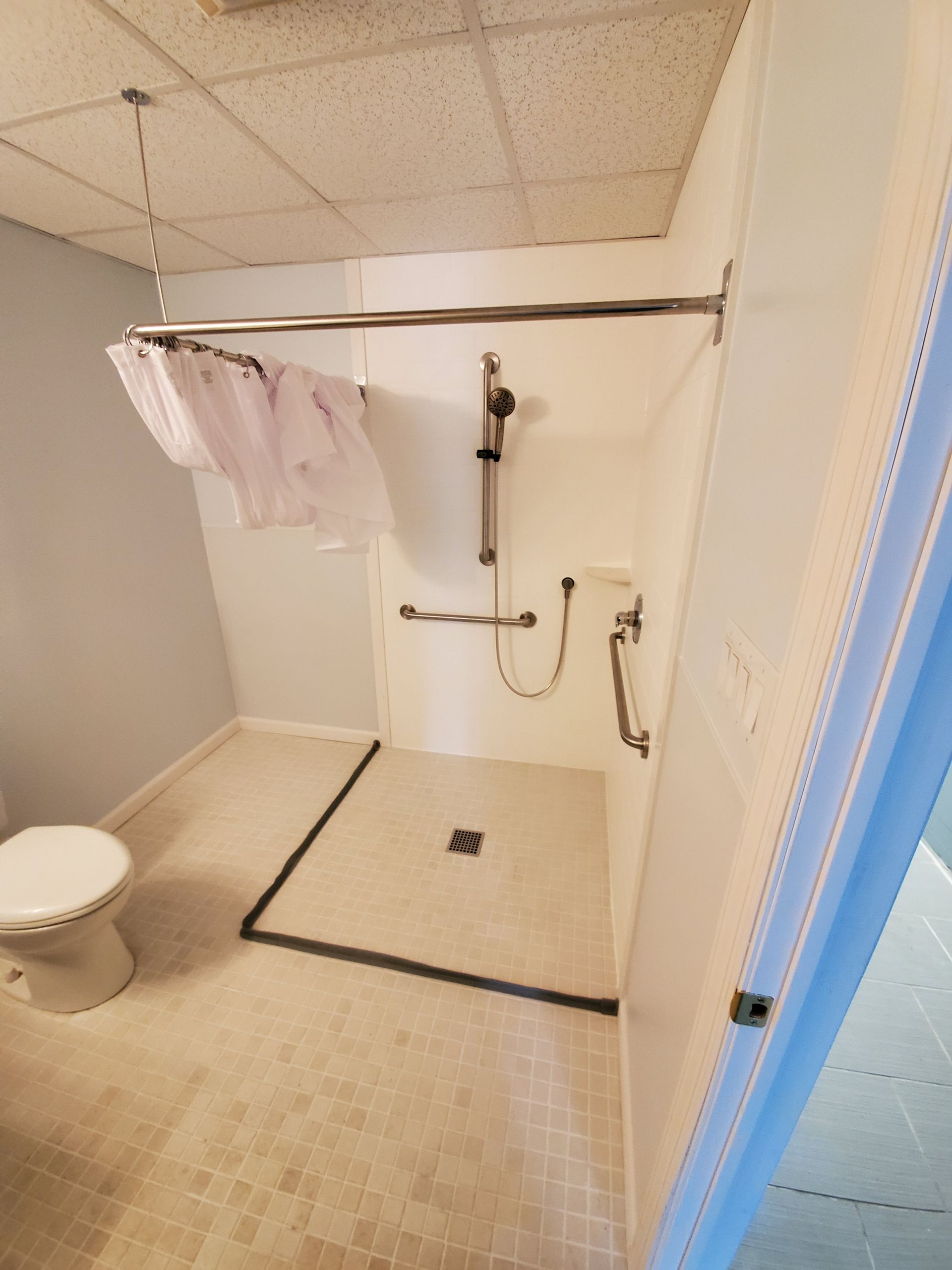 Barrier-free shower