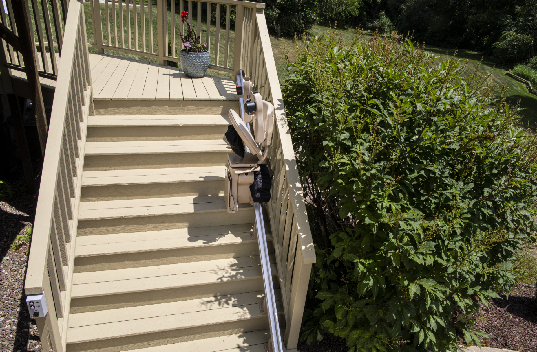 Outdoor straight stairlift