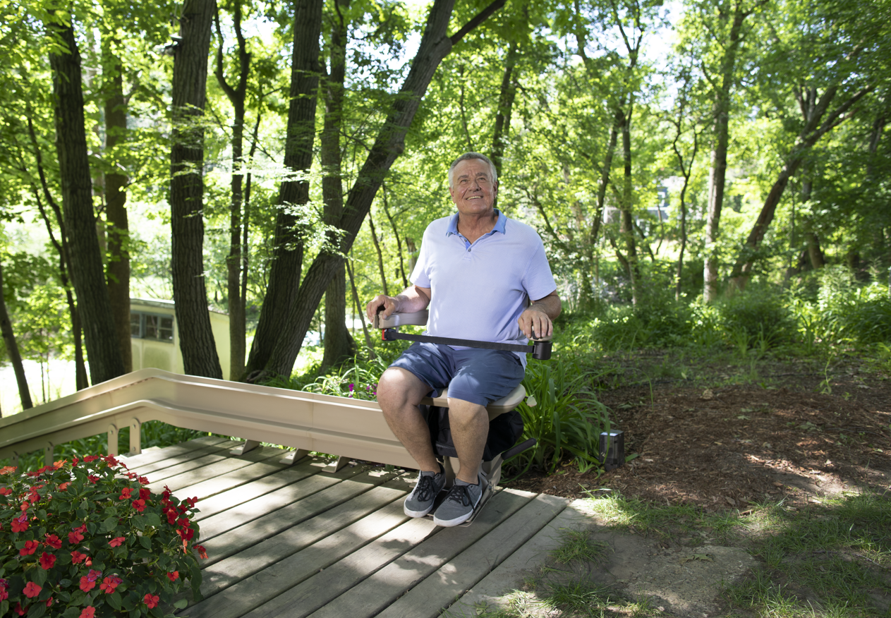 Outdoor curved stairlift