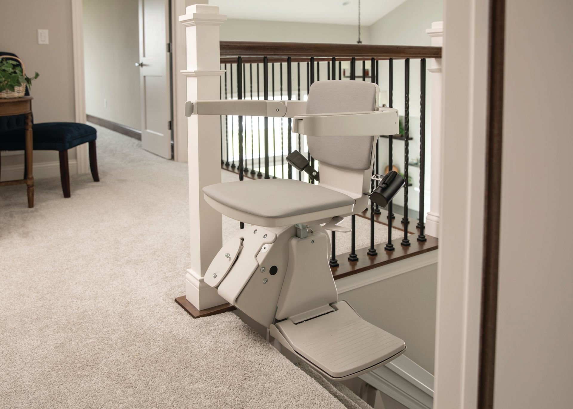A stair lift is sitting on top of a set of stairs.