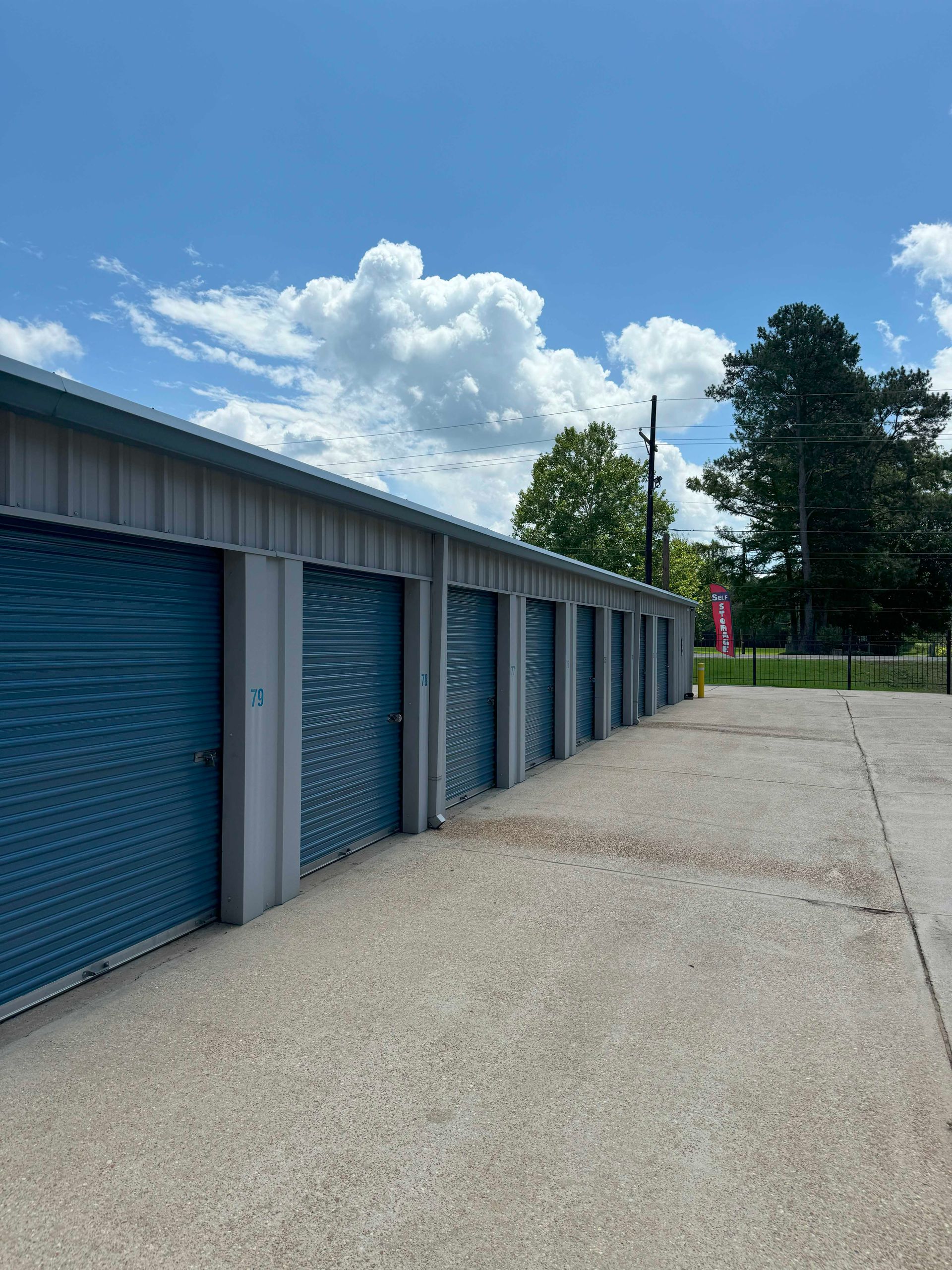 Drive up traditional self storage units in a variety of sizes at a facility in Zachary, LA with state-of-the-art security features and great customer service.