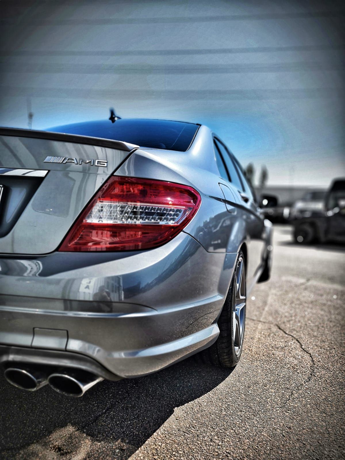 Hopeinen auto on pysäköity tien varteen.