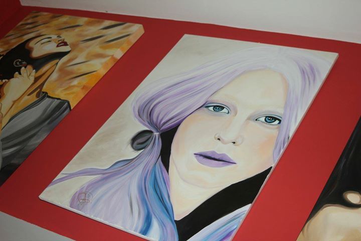 Dipinto faccia di donna colori blu e viola