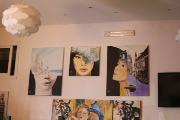dipinti di donne appesi al muro