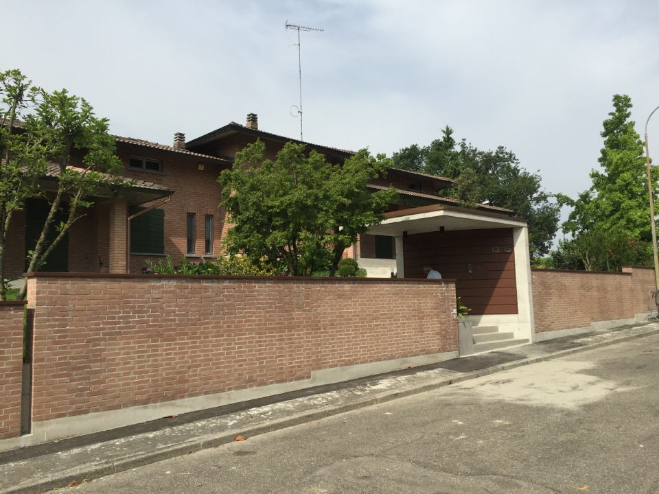 casa singola con recinzione in mattoni