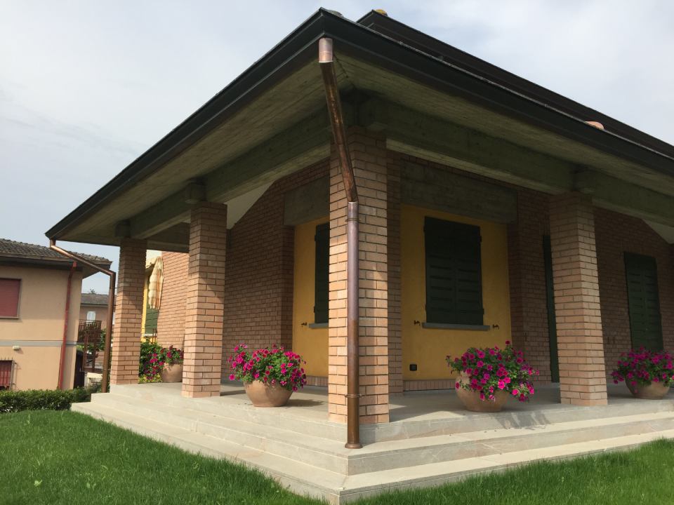 casa singola con portico esterno