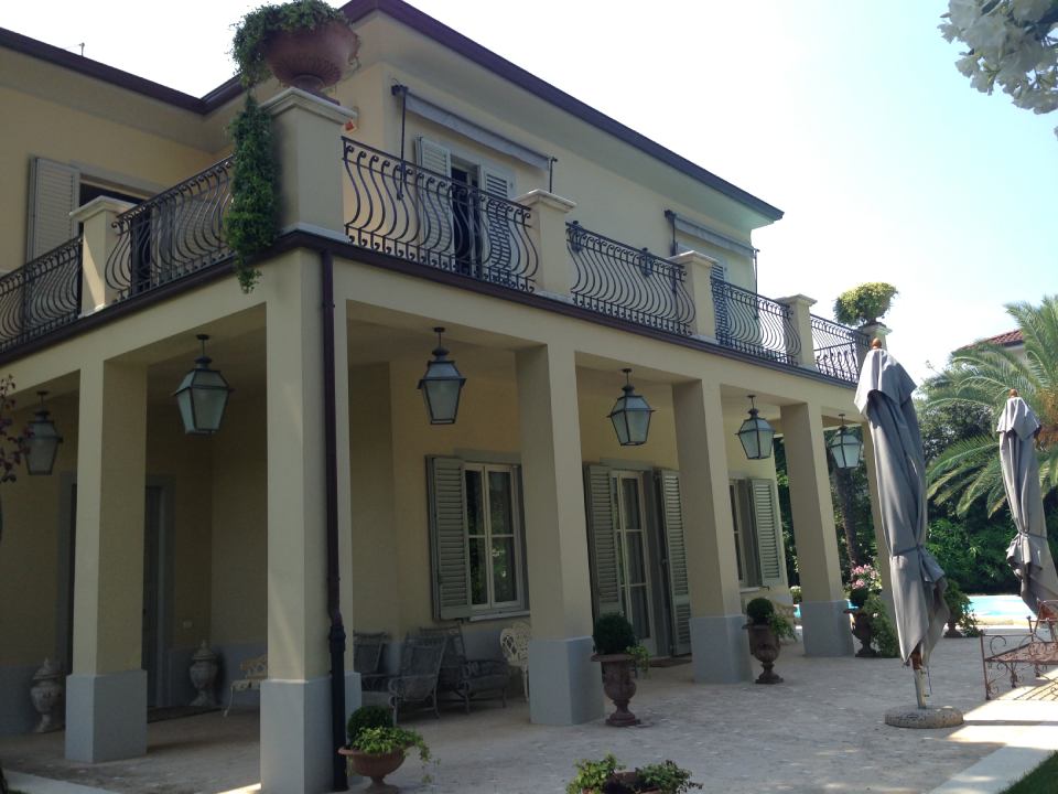 casa con giardino appena restaurata