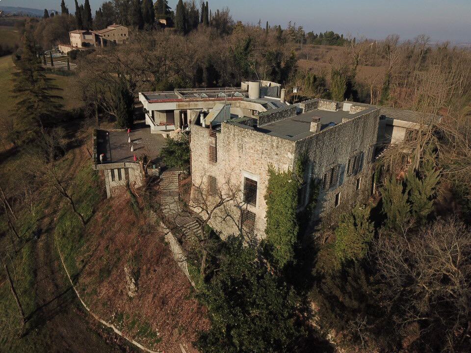 edificio da ristrutturare dall'alto