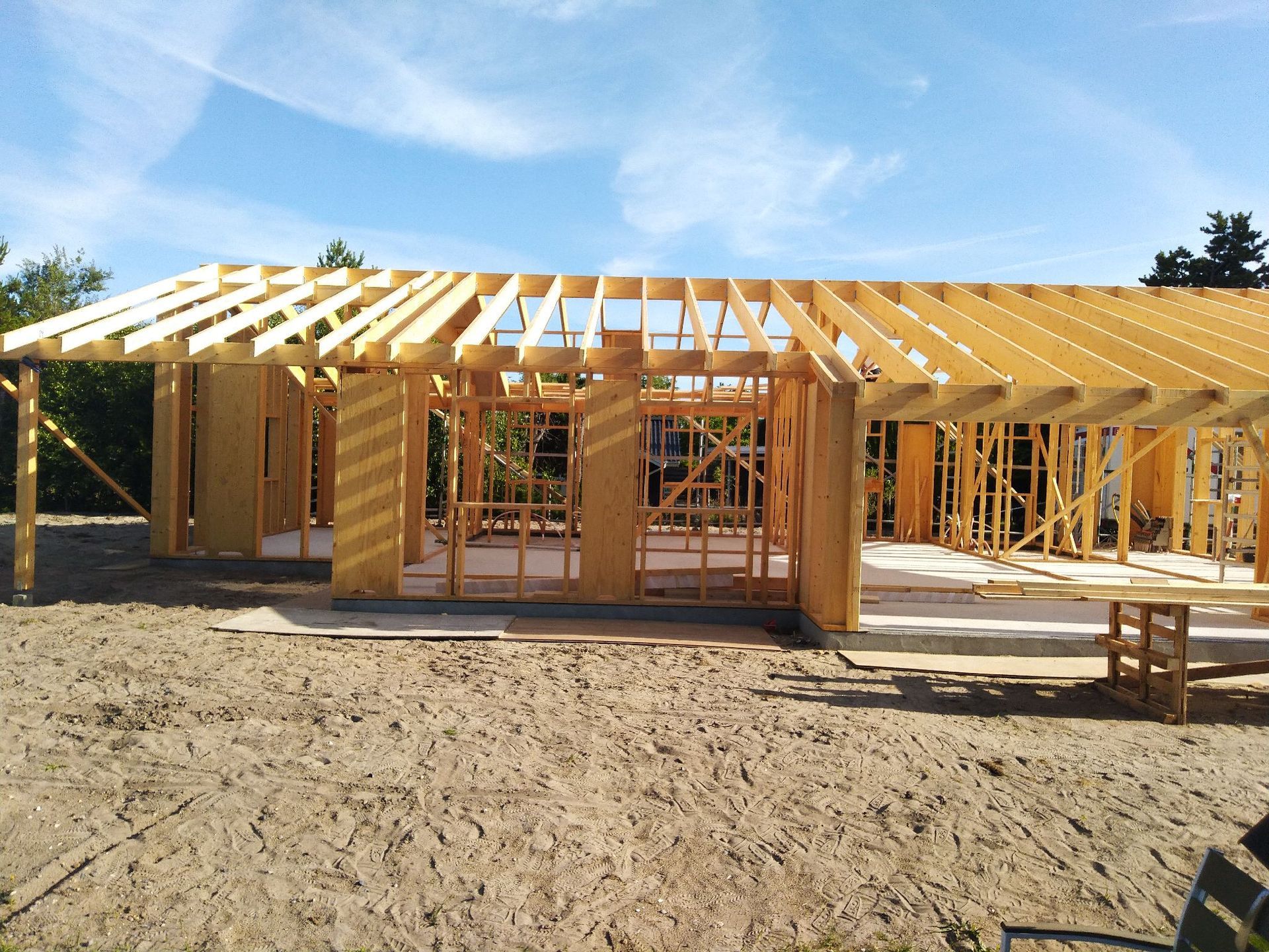 Der bygges en trækonstruktion i snavset