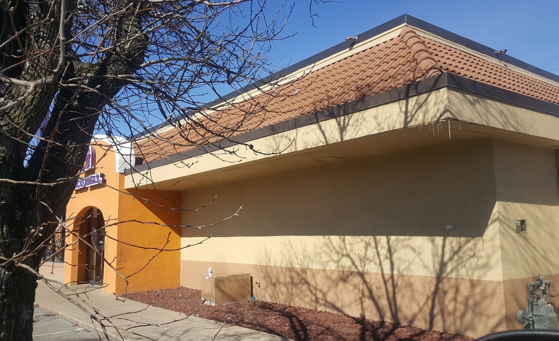 A building with a sign that says taco bell on it