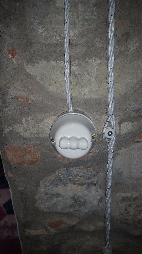 Impianto Elettrico in Treccia di Seta e Ceramica