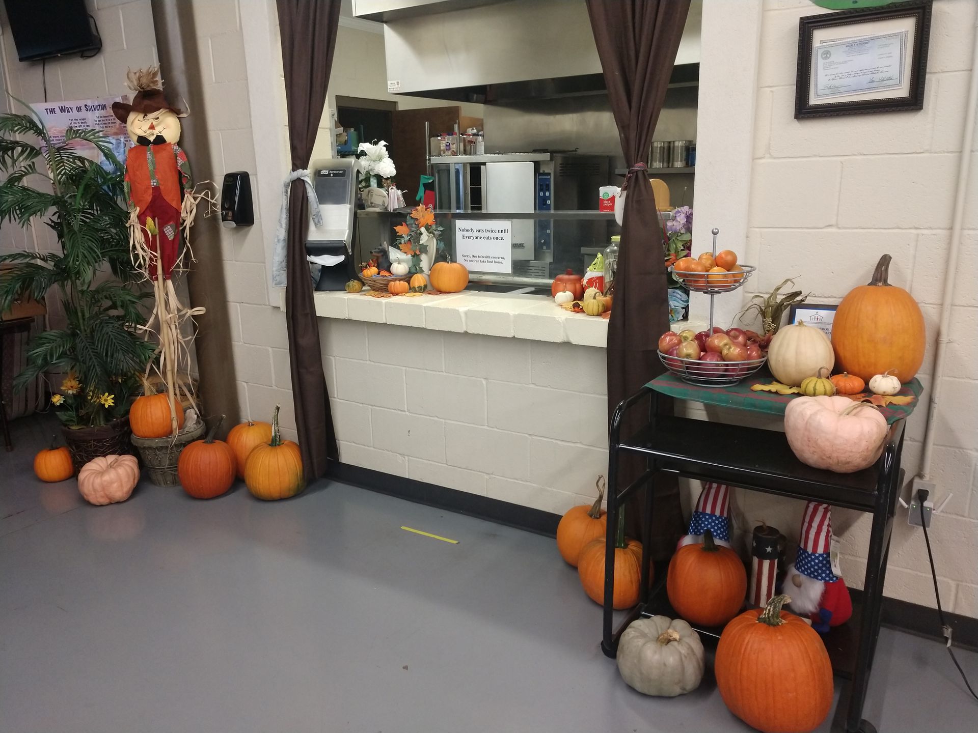 A room filled with pumpkins and a table with pumpkins on it.