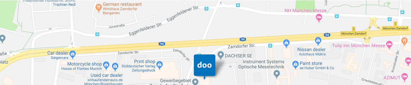 Eine Karte einer Stadt mit einem blauen Pfeil, der auf eine Bushaltestelle zeigt.