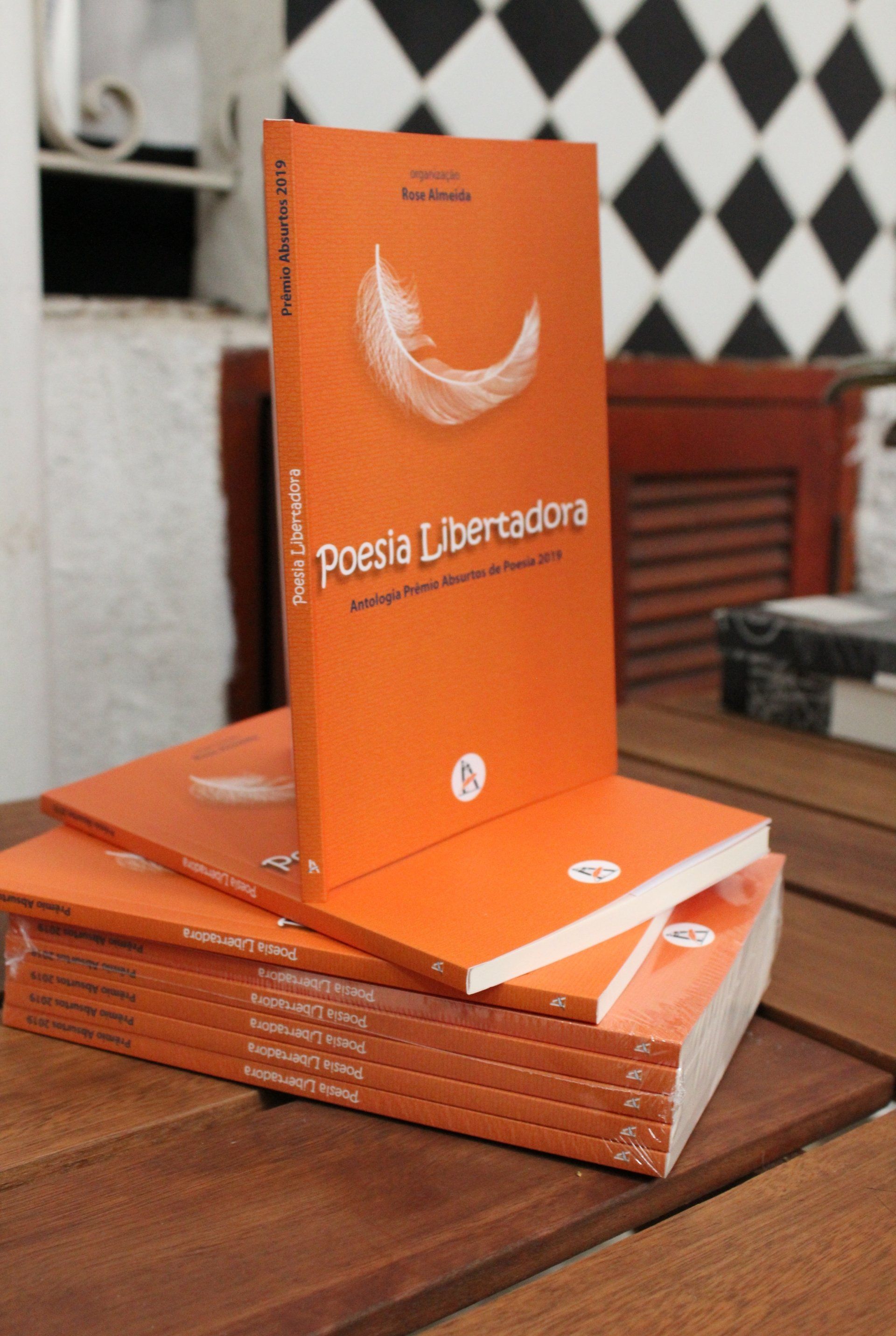 Exemplares da antologia Poesia Libertadora