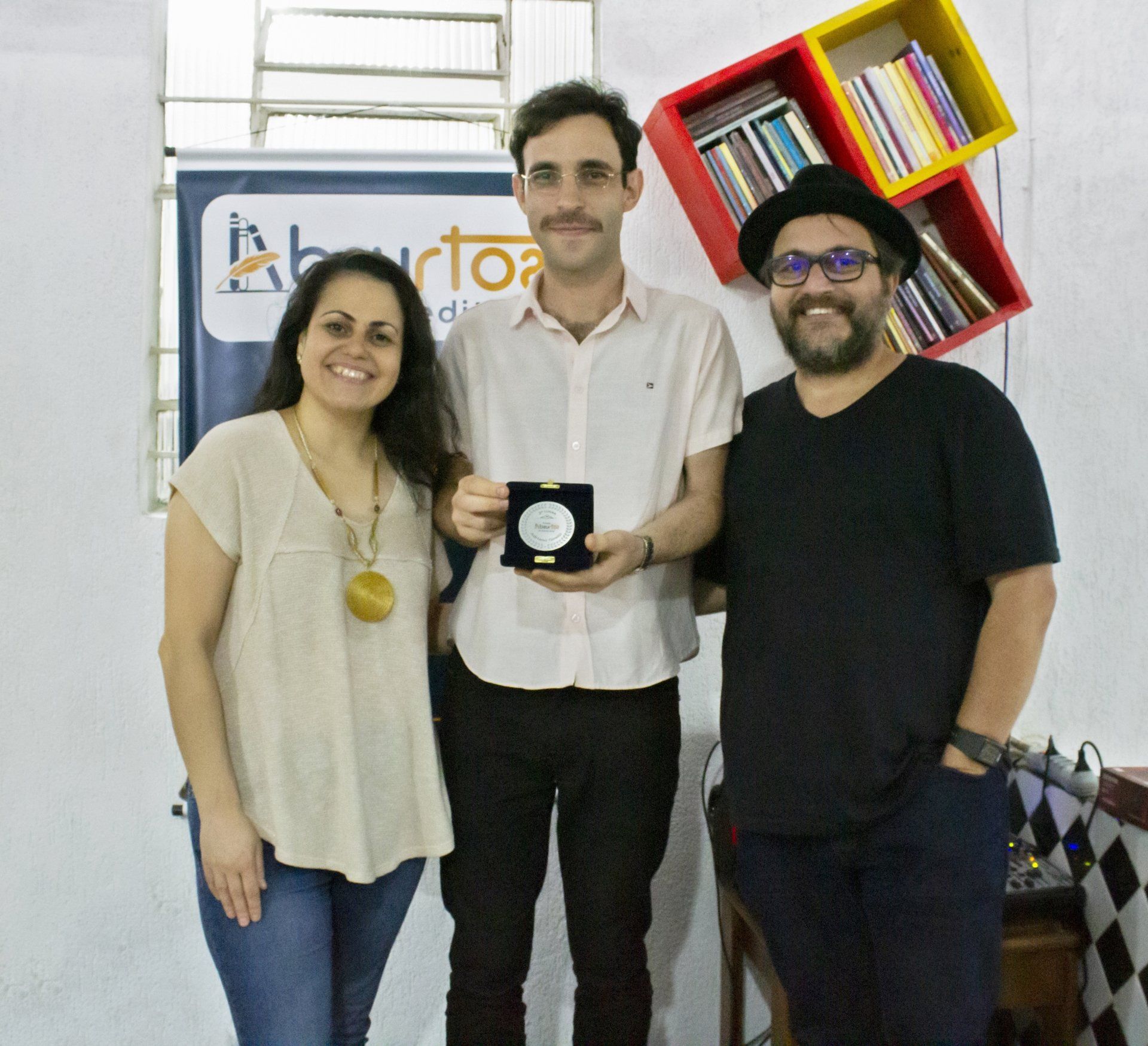 Os editores com o autor paulista Adriano Girelli (ao centro), vencedor do 2º lugar do Prêmio Absurtos de Poesia 2019