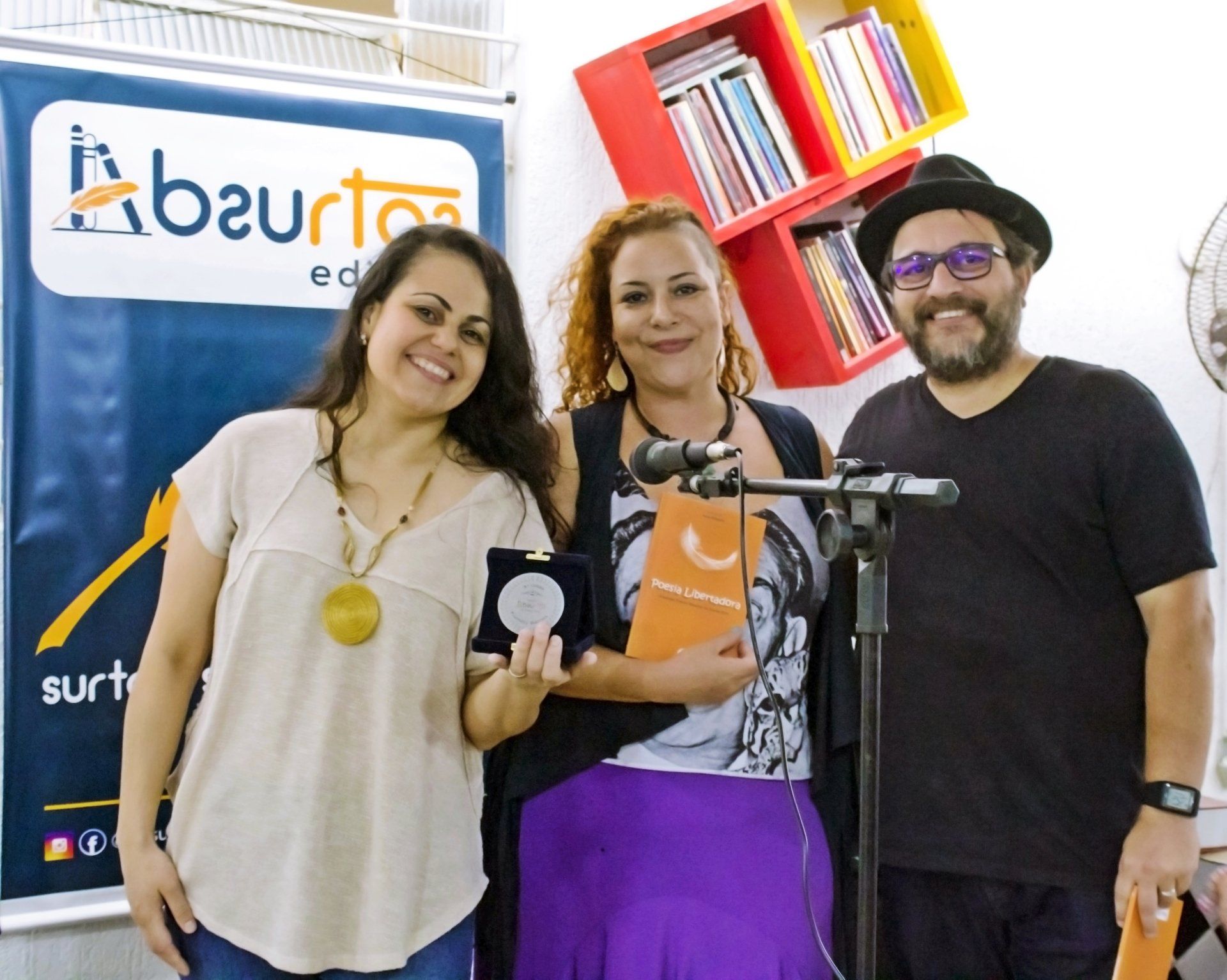 Os editores com a autora Kamilly Barros (ao centro), de Goiânia, vencedora do 3º lugar do Prêmio Absurtos de Poesia 2019
