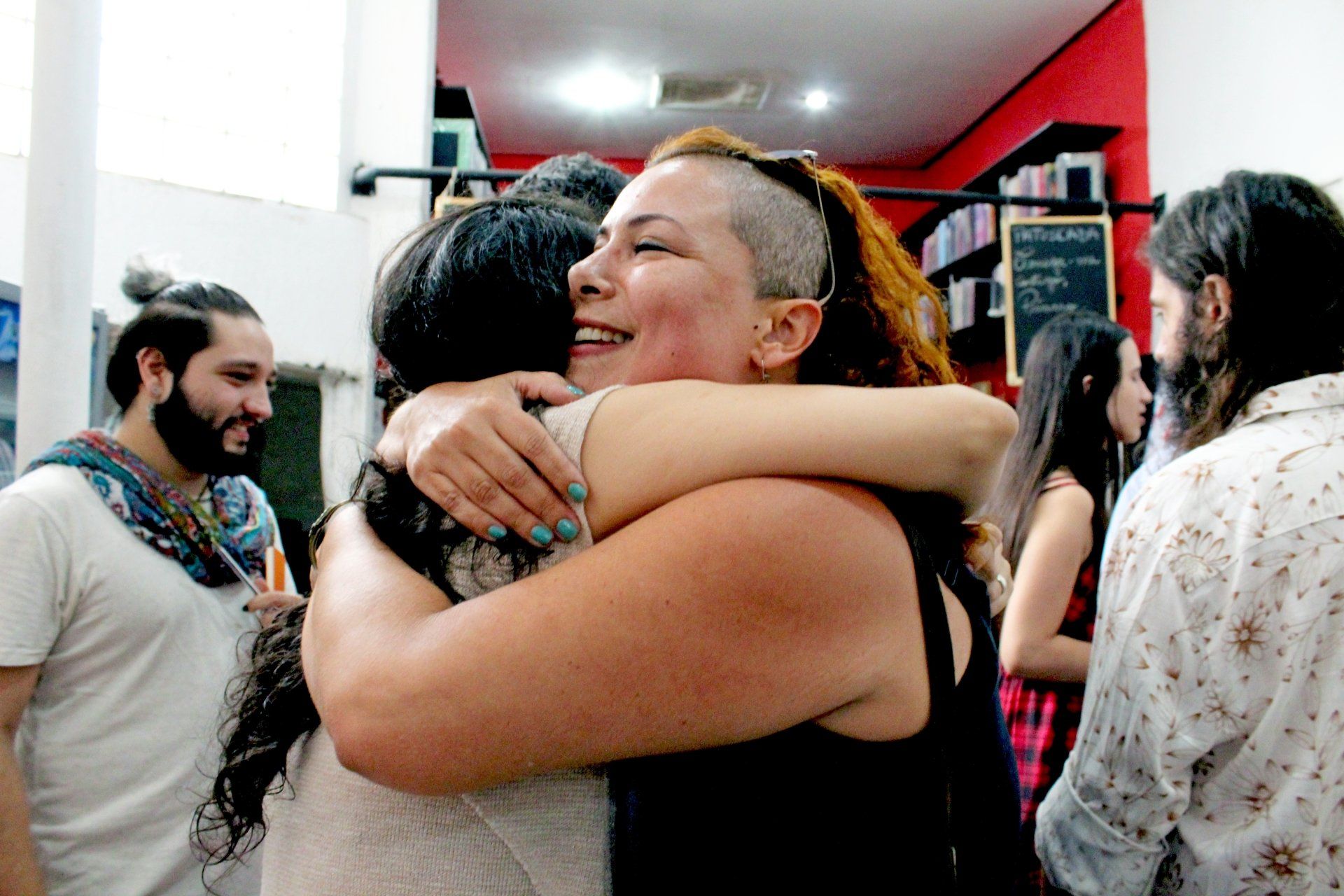 Abraço poético entre a autora Kamilly Barros e a editora Rose Almeida