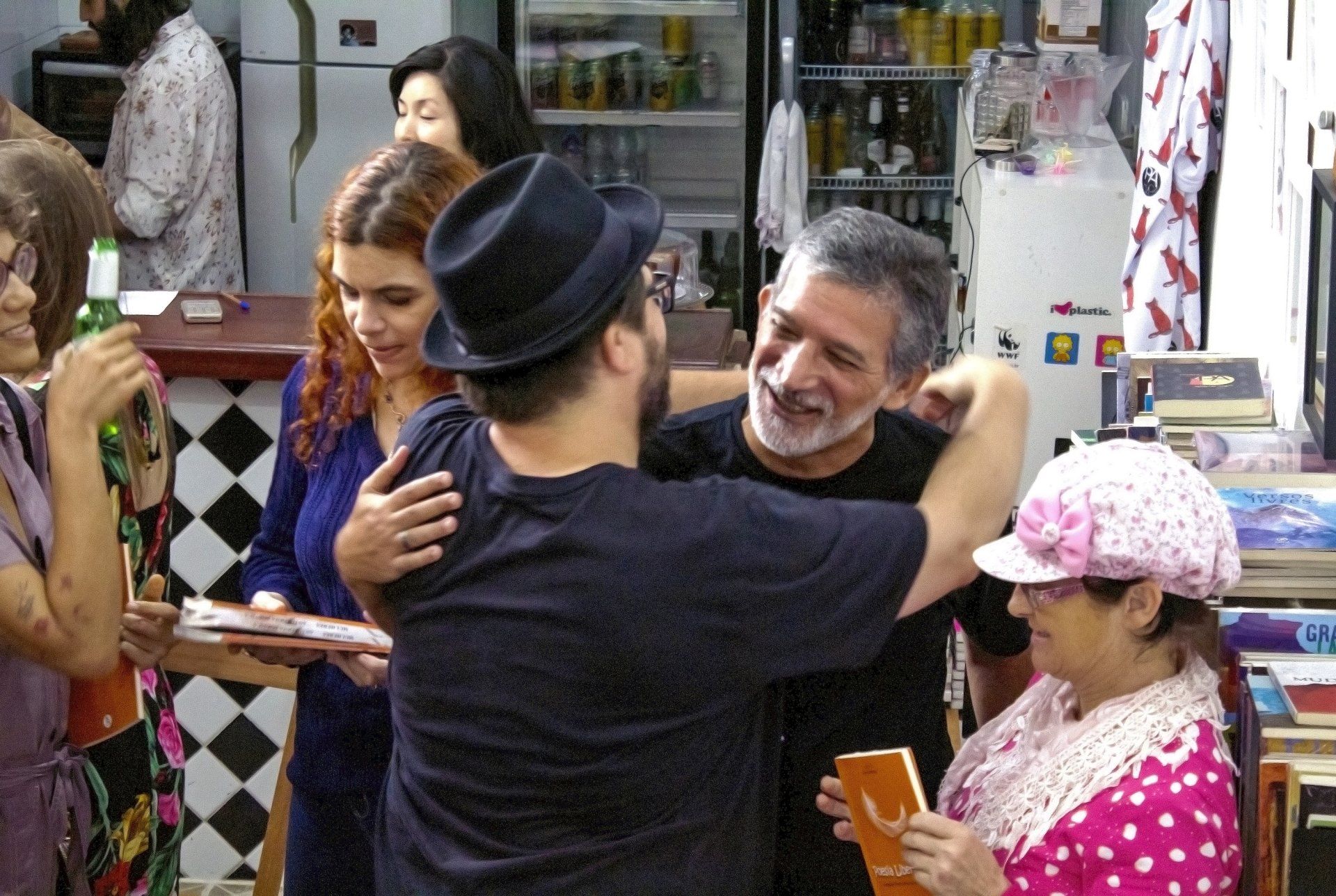 O editor Vanderley Sampaio cumprimenta o autor Miguel Montenegro, do Rio de Janeiro