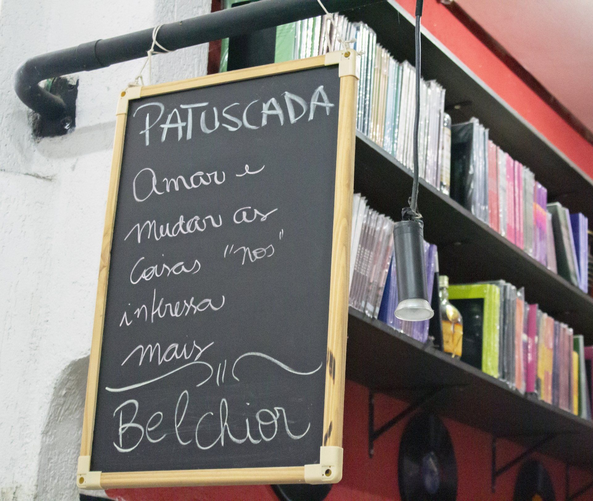 Lema na decoração da Patuscada – Livraria, bar & café, que homenageia Belchior
