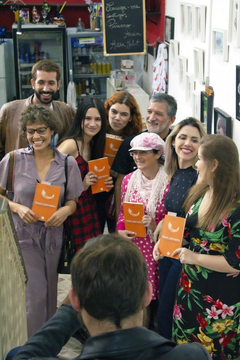 Autores posando para fotos