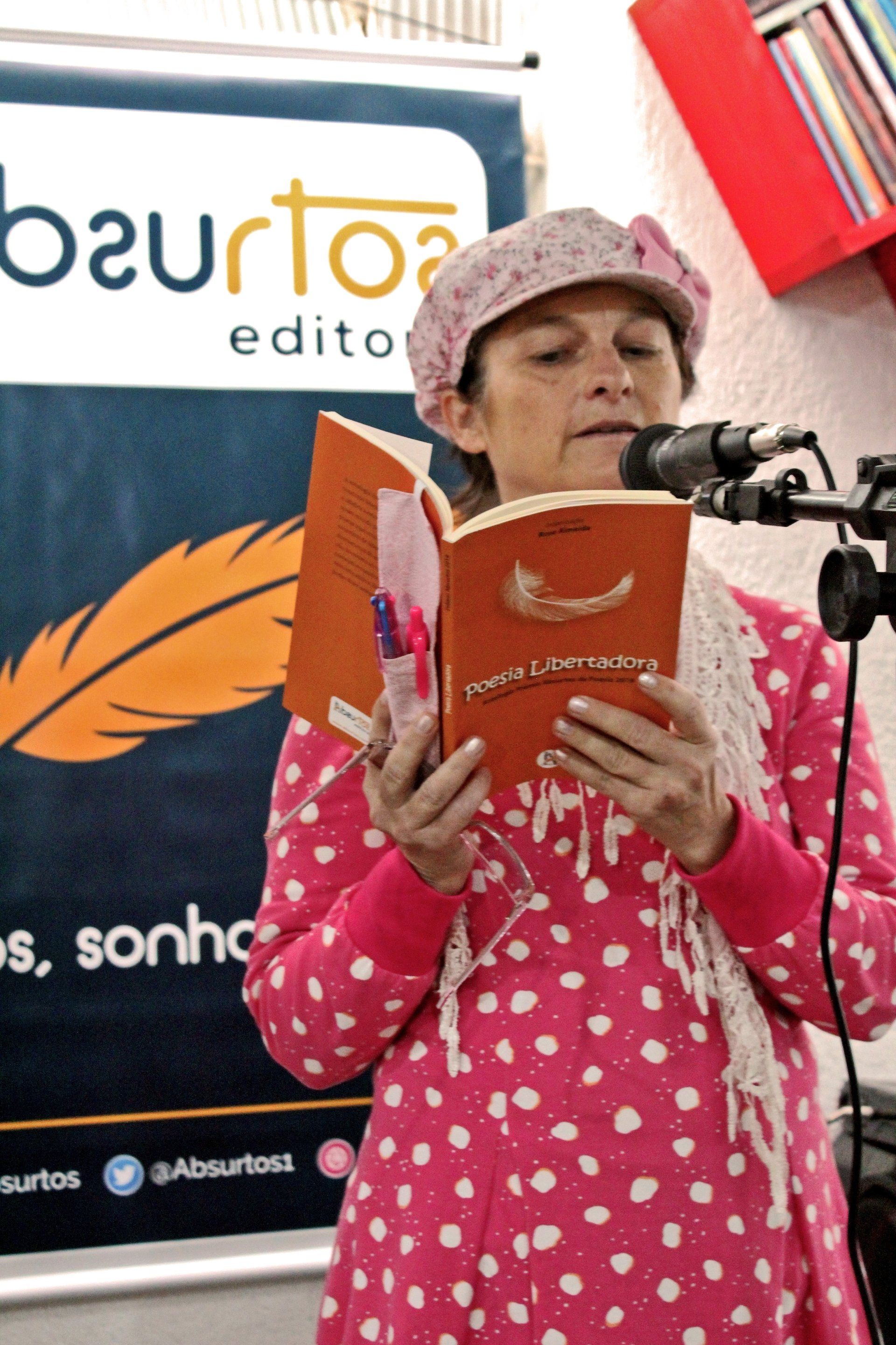 A autora Marli Voigt declama seu poema