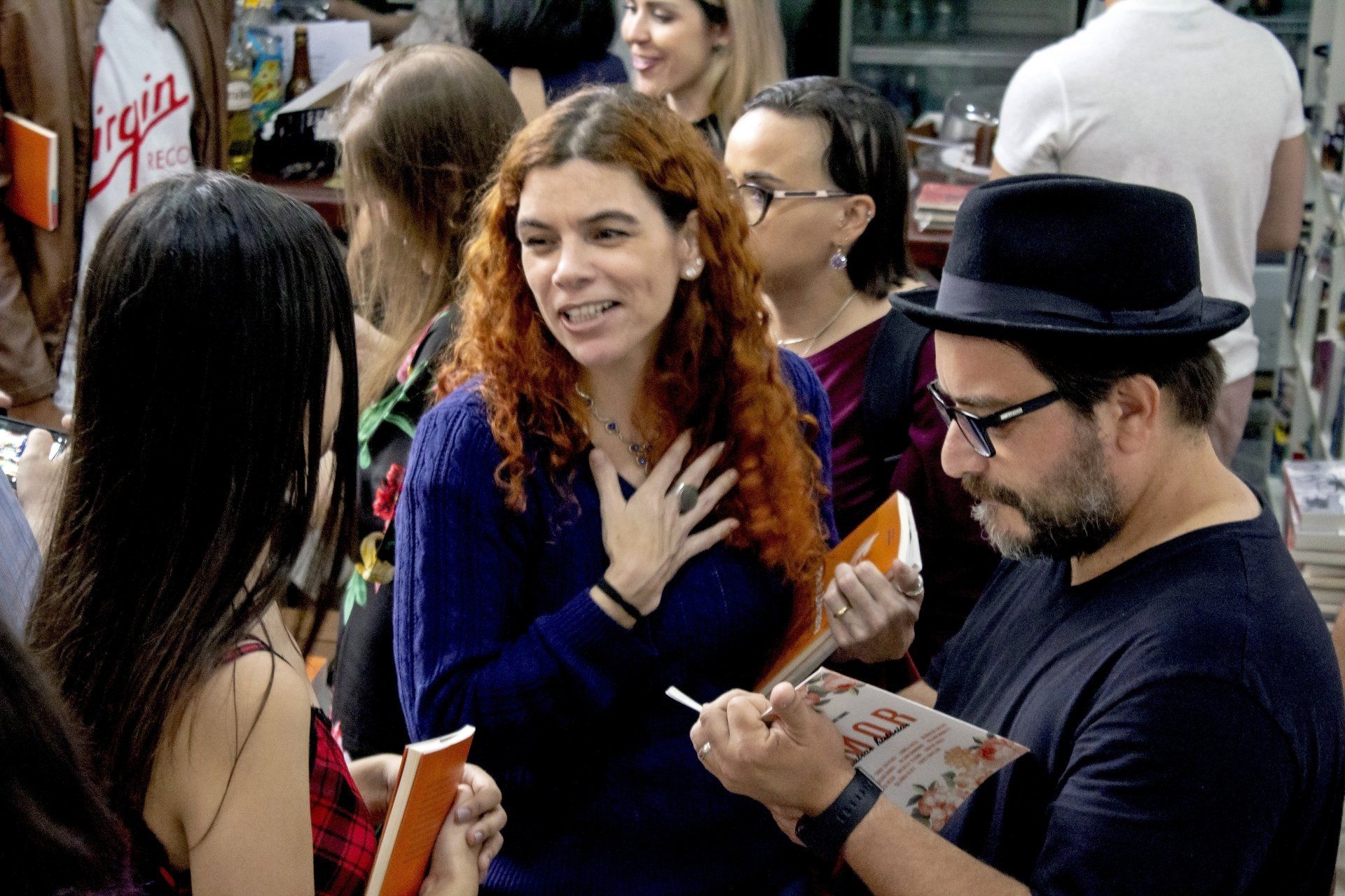 A escritora Ju Graminho (ao centro) conversando com o editor Vanderley Sampaio e a autora Ana Gabriela Casemiro