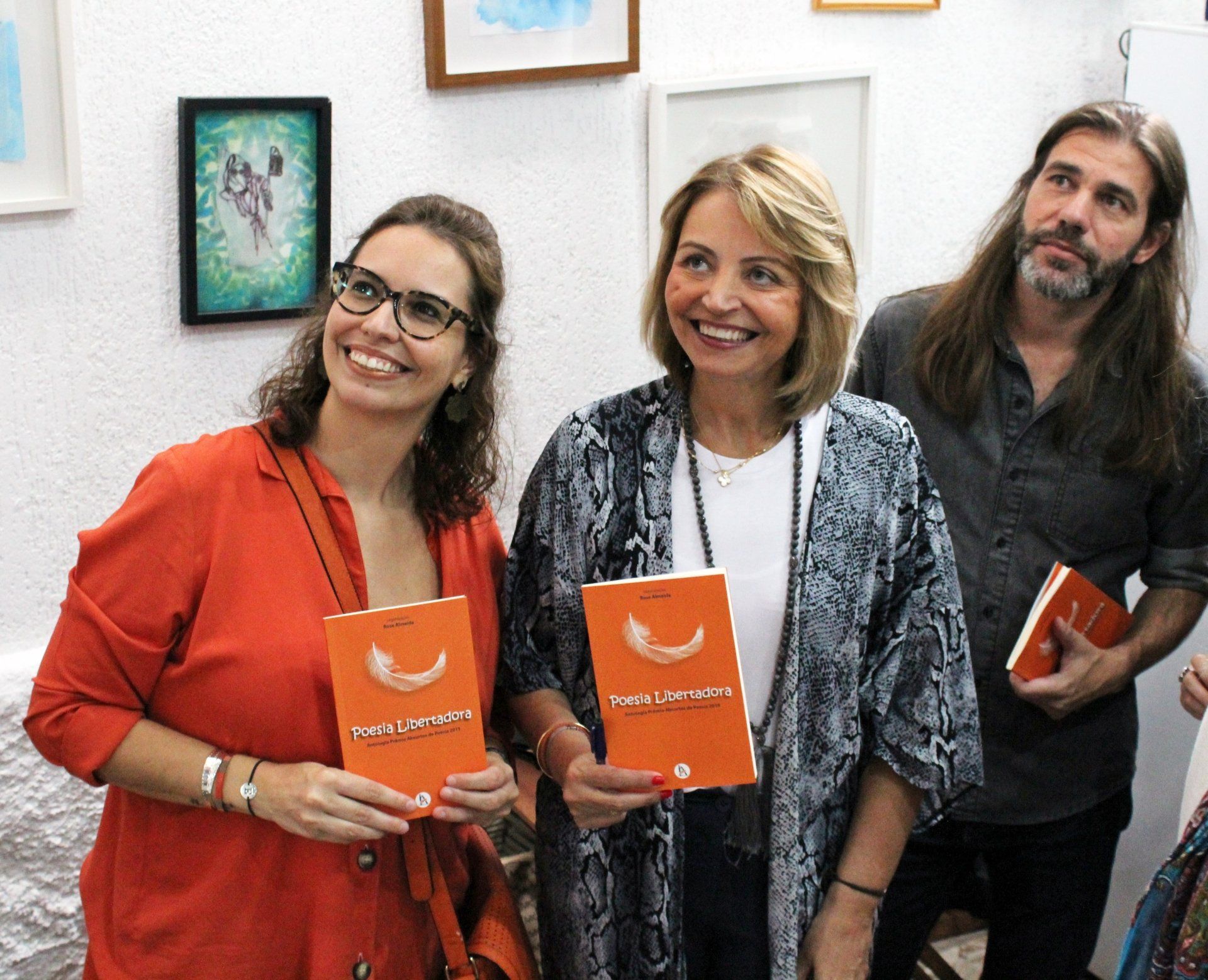 A autora Anna Maria entre os poetas Roberta (@jazzemmim) e Wagner (@palavraacesa)