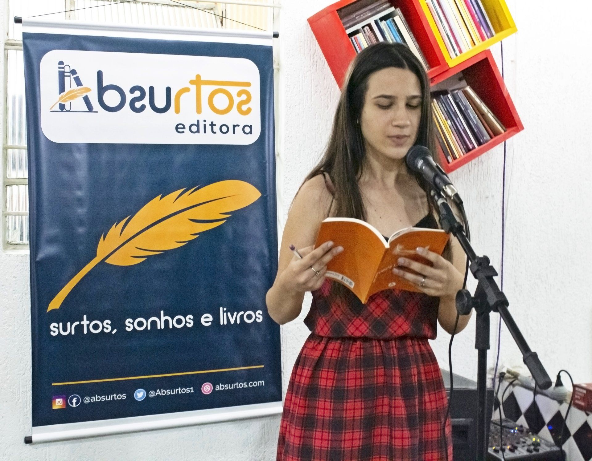 A poeta Ana Gabriela lê seu poema