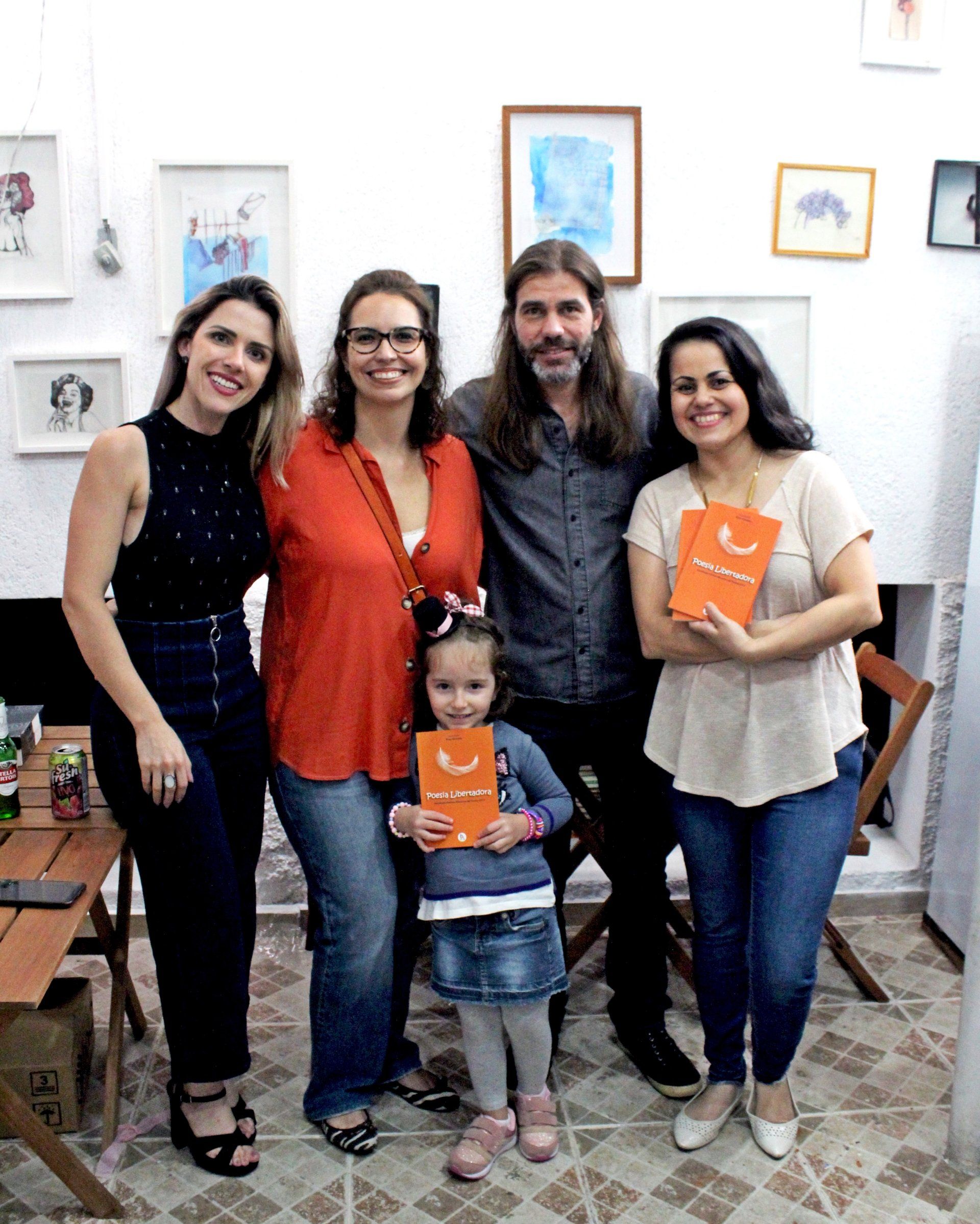 Da esquerda para a direita: a autora Rebecca Toscani, os poetas Roberta e Wagner com sua filhinha e a editora Rose Almeida