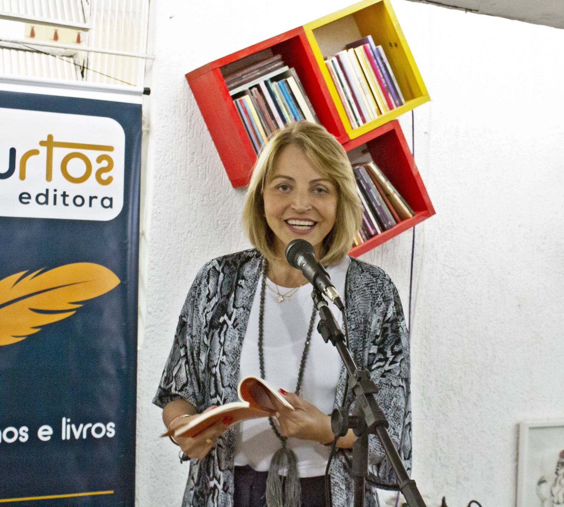 Anna Maria Mello apresenta seu poema