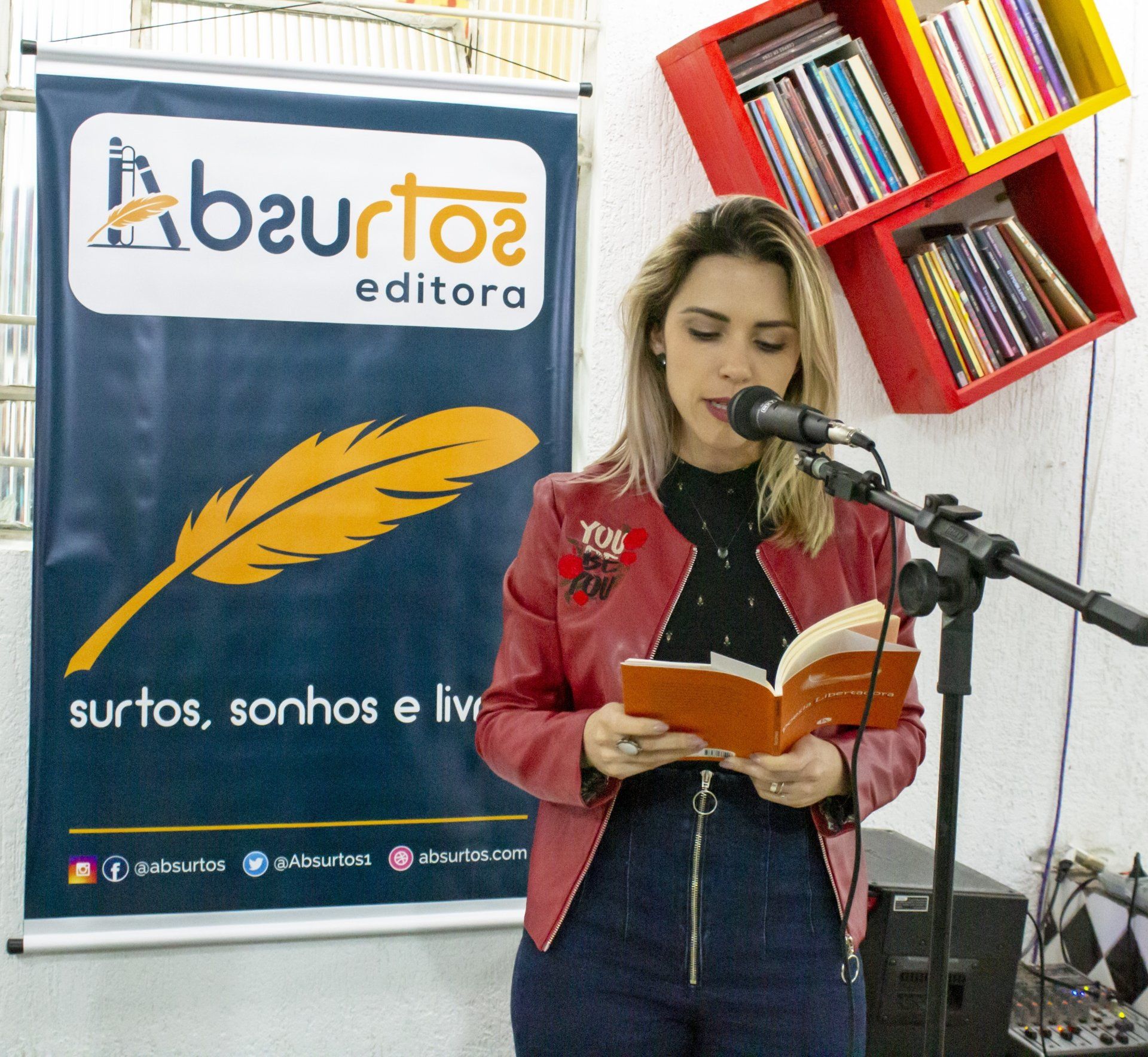 A poeta Rebecca interpreta seu poema