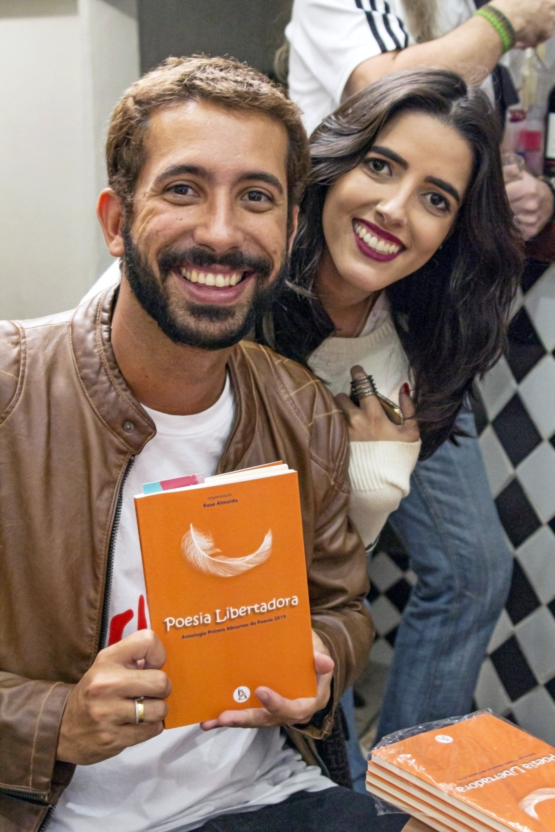 O autor Felipe Said Bacelar e sua prima Thaís Gonzalez