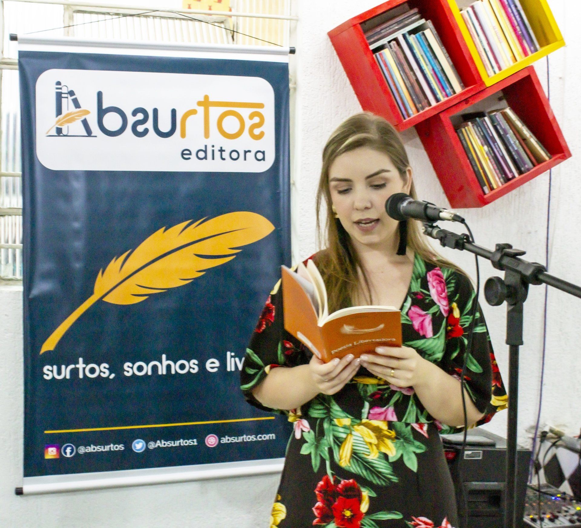 A autora Jessica Ziegler declama seu poema