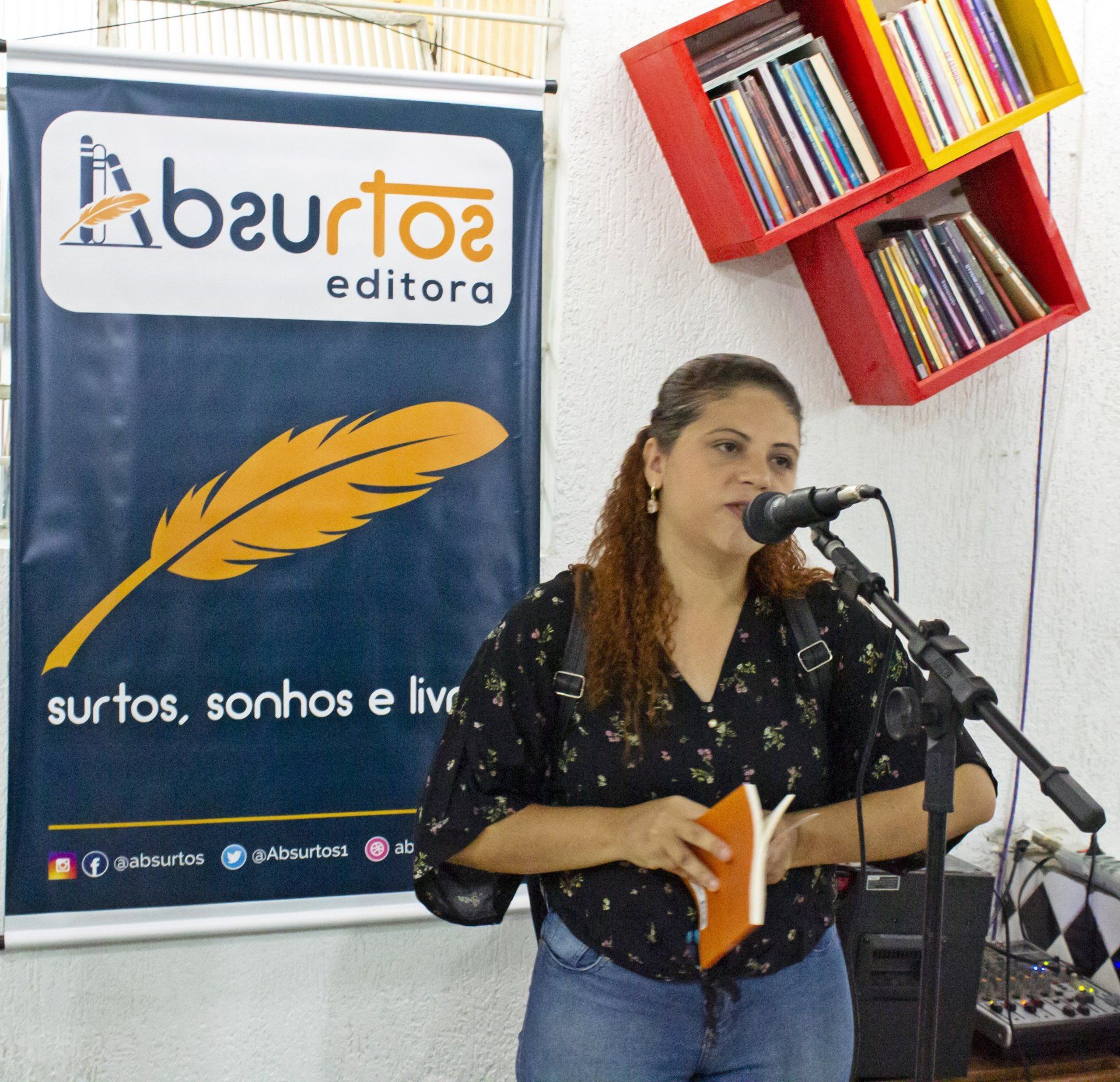 Dylla Vicente apresenta seu poema