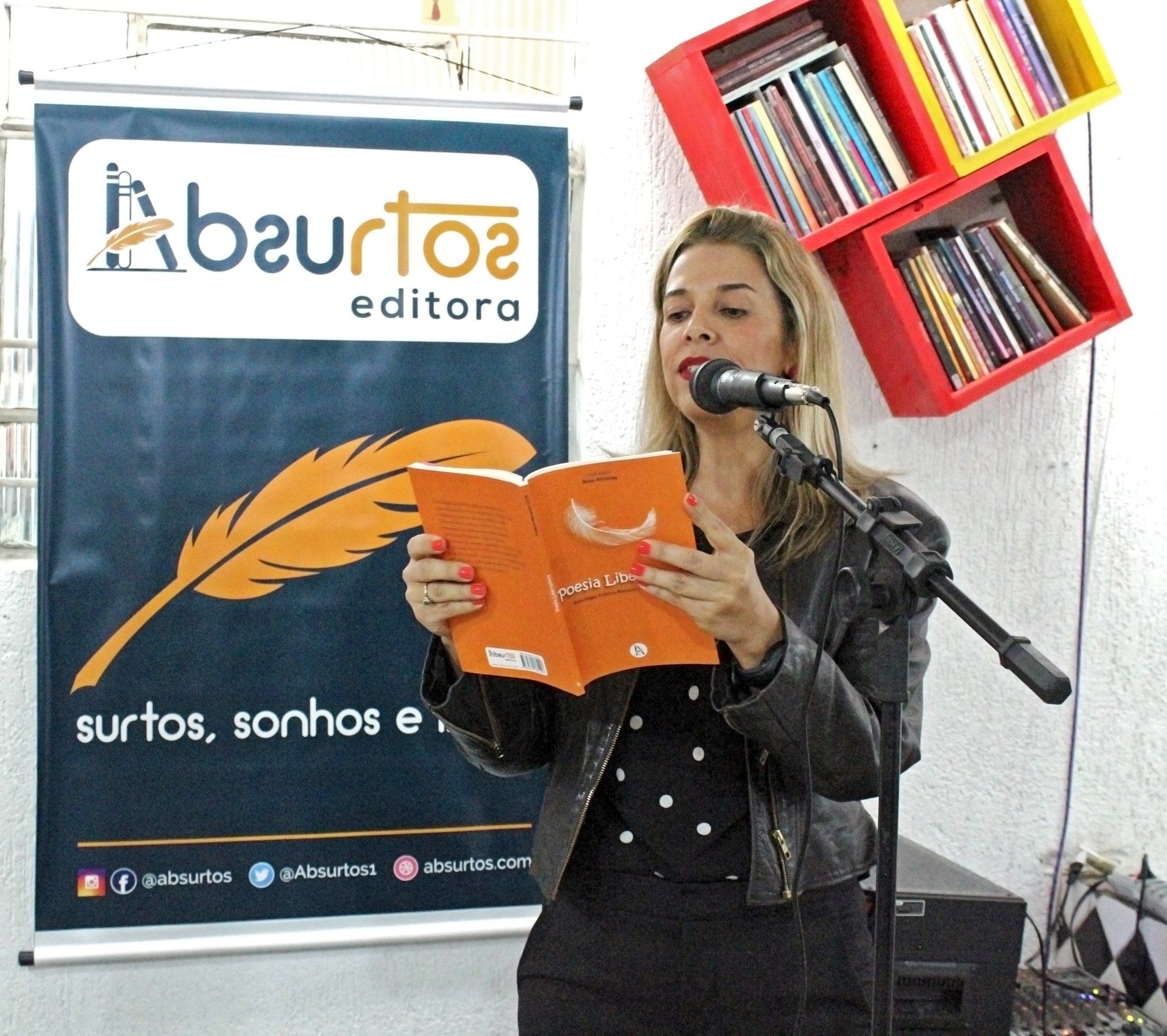 A poeta Cristiane Alves Pereira lê seu poema