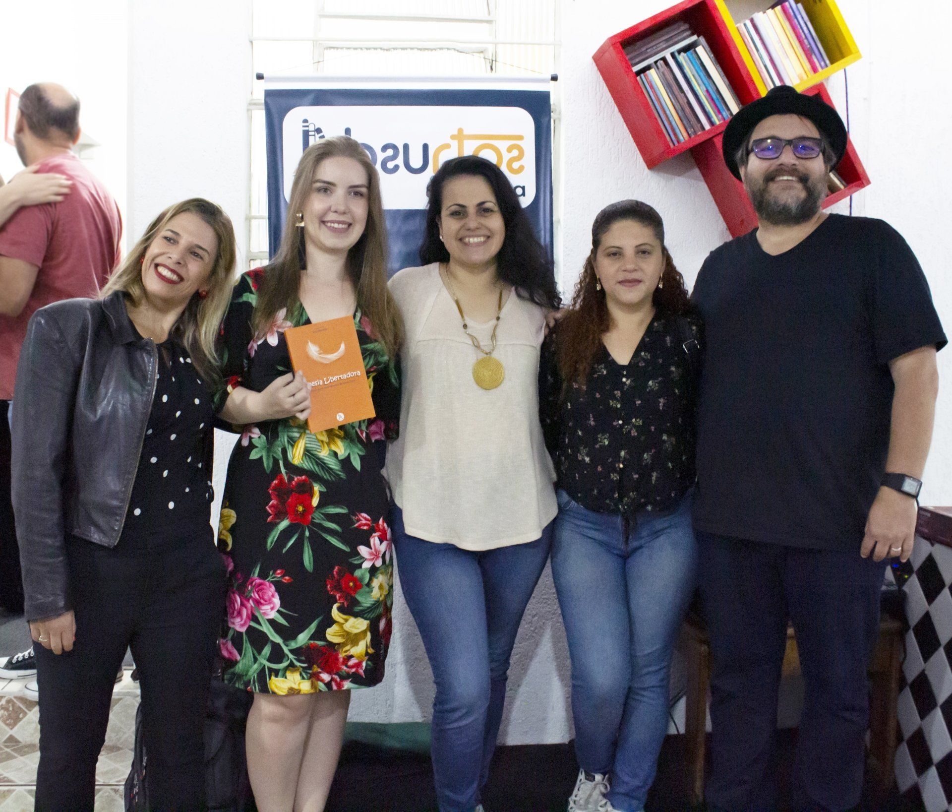 Da esquerda para a direita: as autoras Cristiane Alves Pereira, Jessica Ziegler de Andrade, a editora Rose Almeida, a autora Dylla Vicente e o editor Vanderley Sampaio