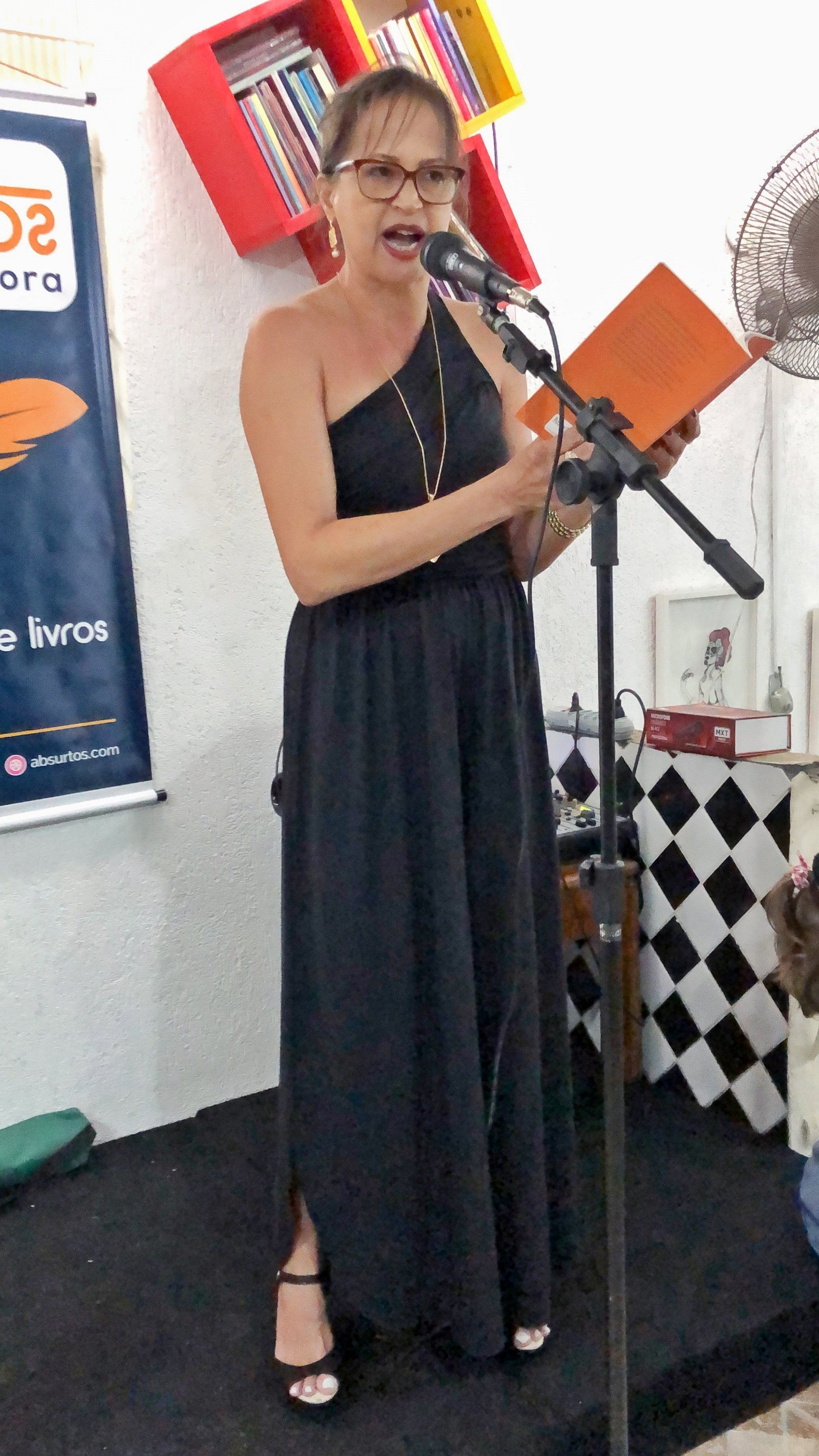 A autora Cida Oliveira interpreta seu poema