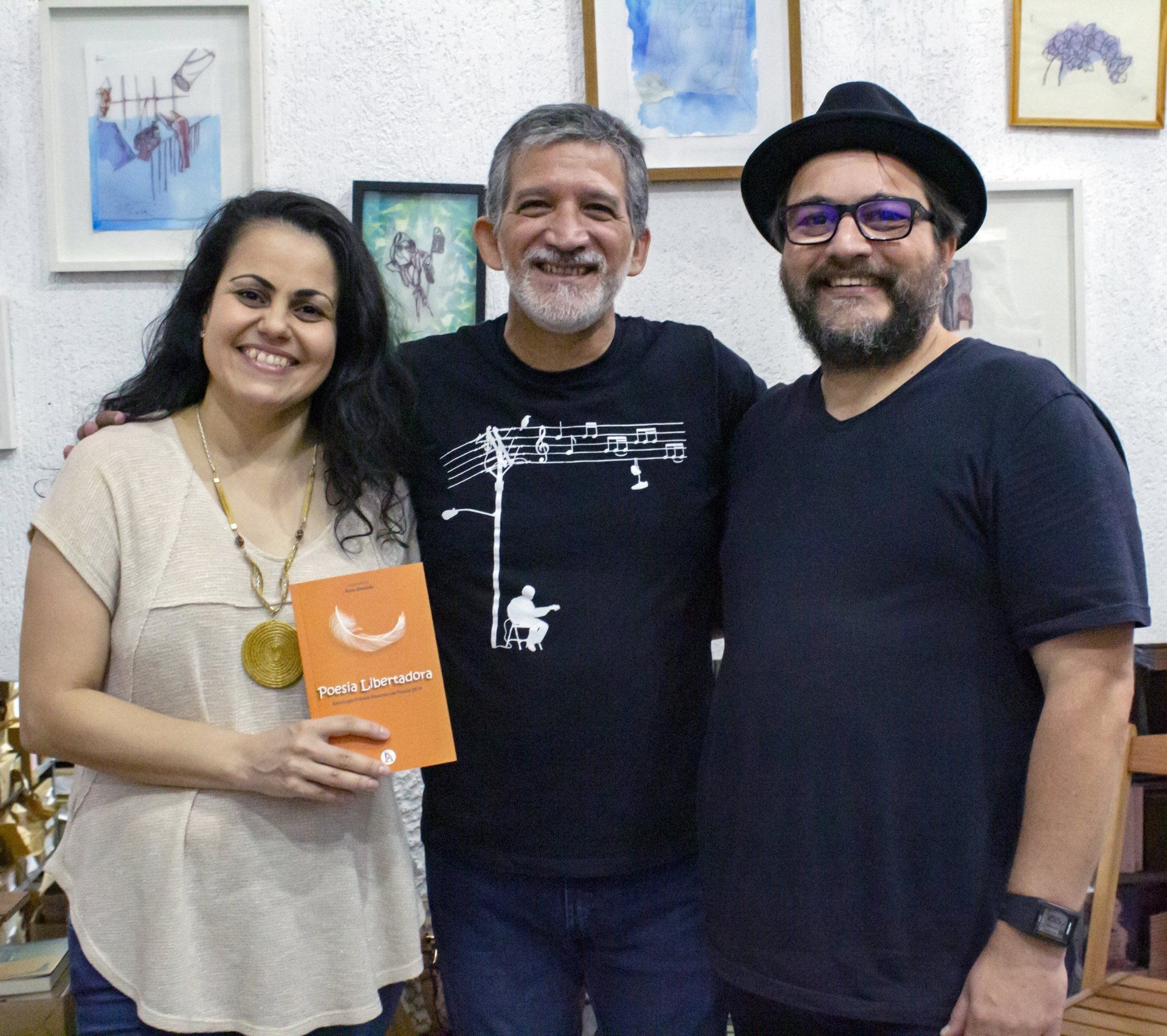 O autor Miguel Montenegro entre os editores