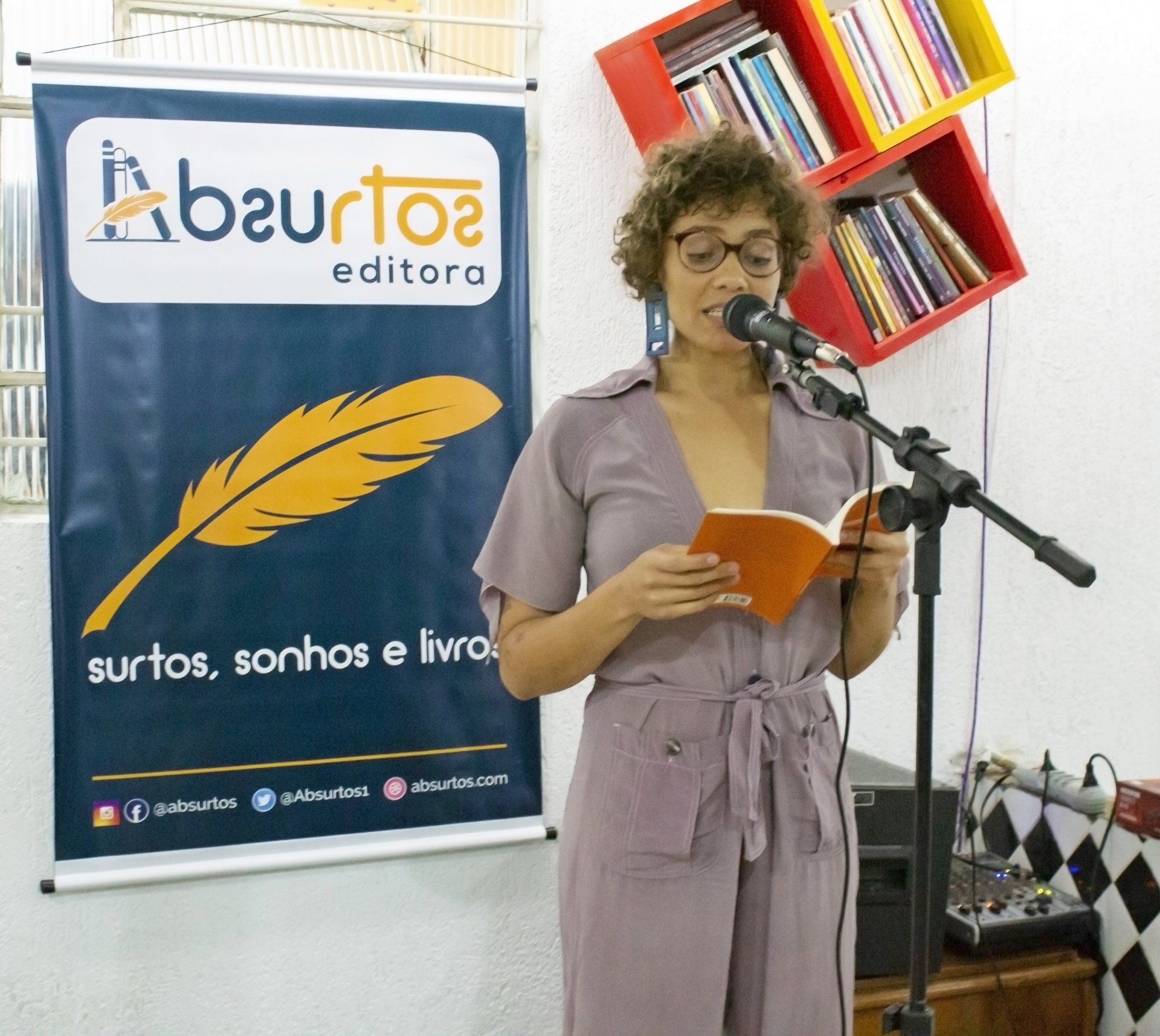 A autora Nani Oliveiras declama seu poema