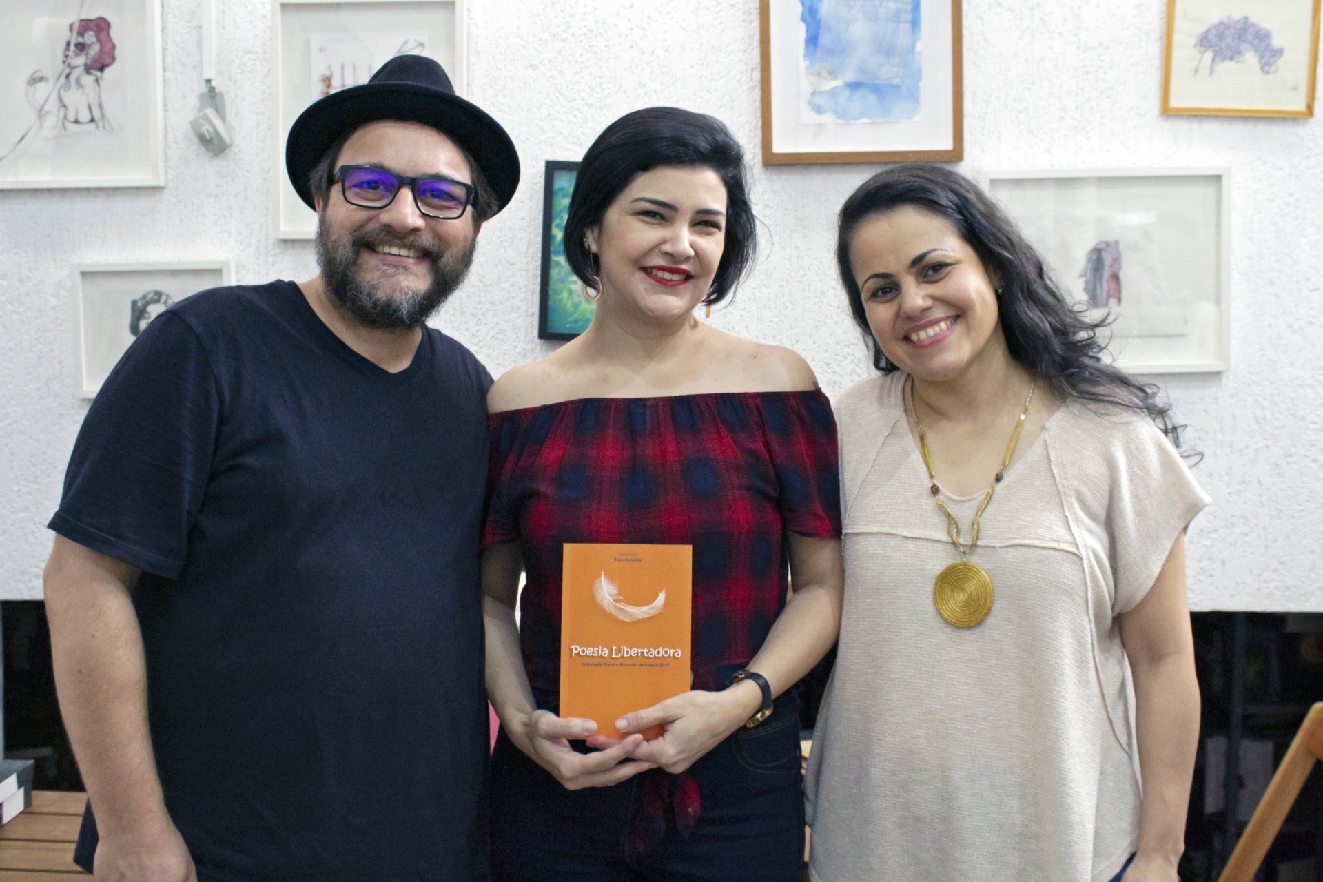 Os editores da Absurtos, Vanderley e Rose, com a amiga Monica Moretti (ao centro)