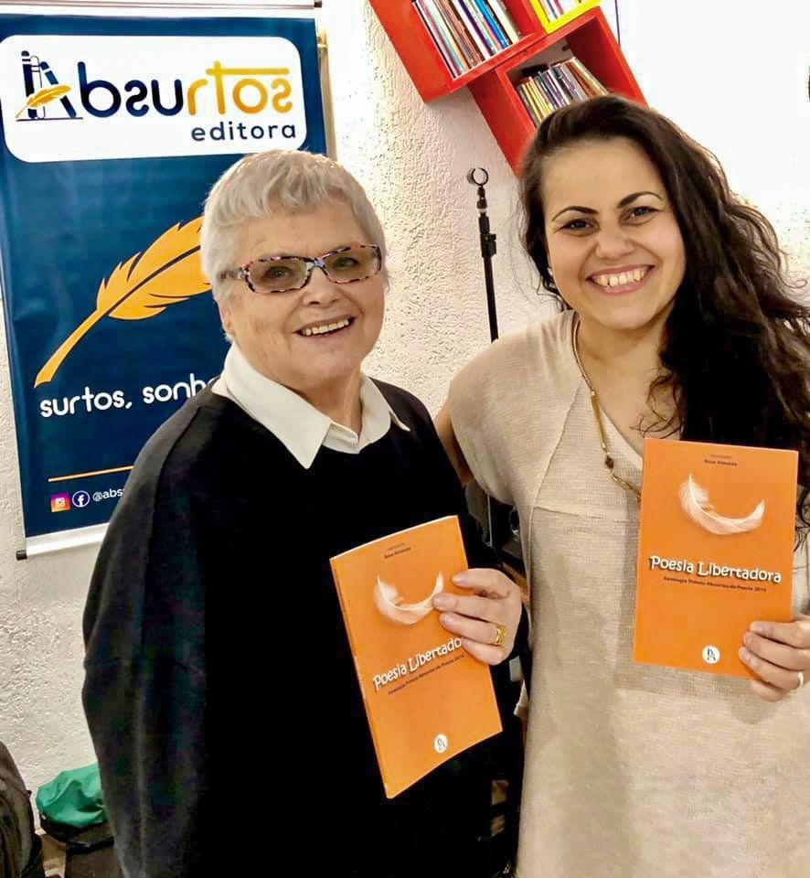 A amiga Carminha Domingues Rosa (à esquerda) prestigiando o lançamento da Absurtos ao lado da editora Rose Almeida