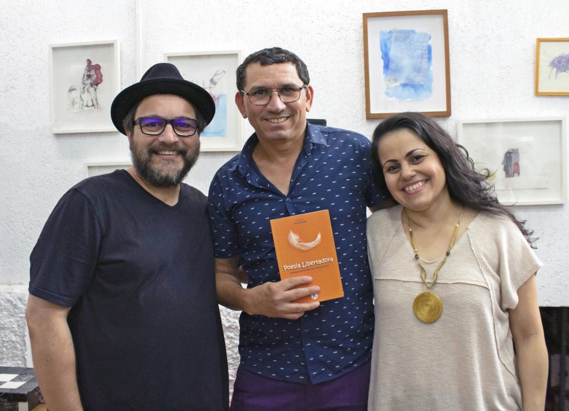 Antonio Paz M. Santos entre os amigos e editores Vanderley Sampaio e Rose Almeida