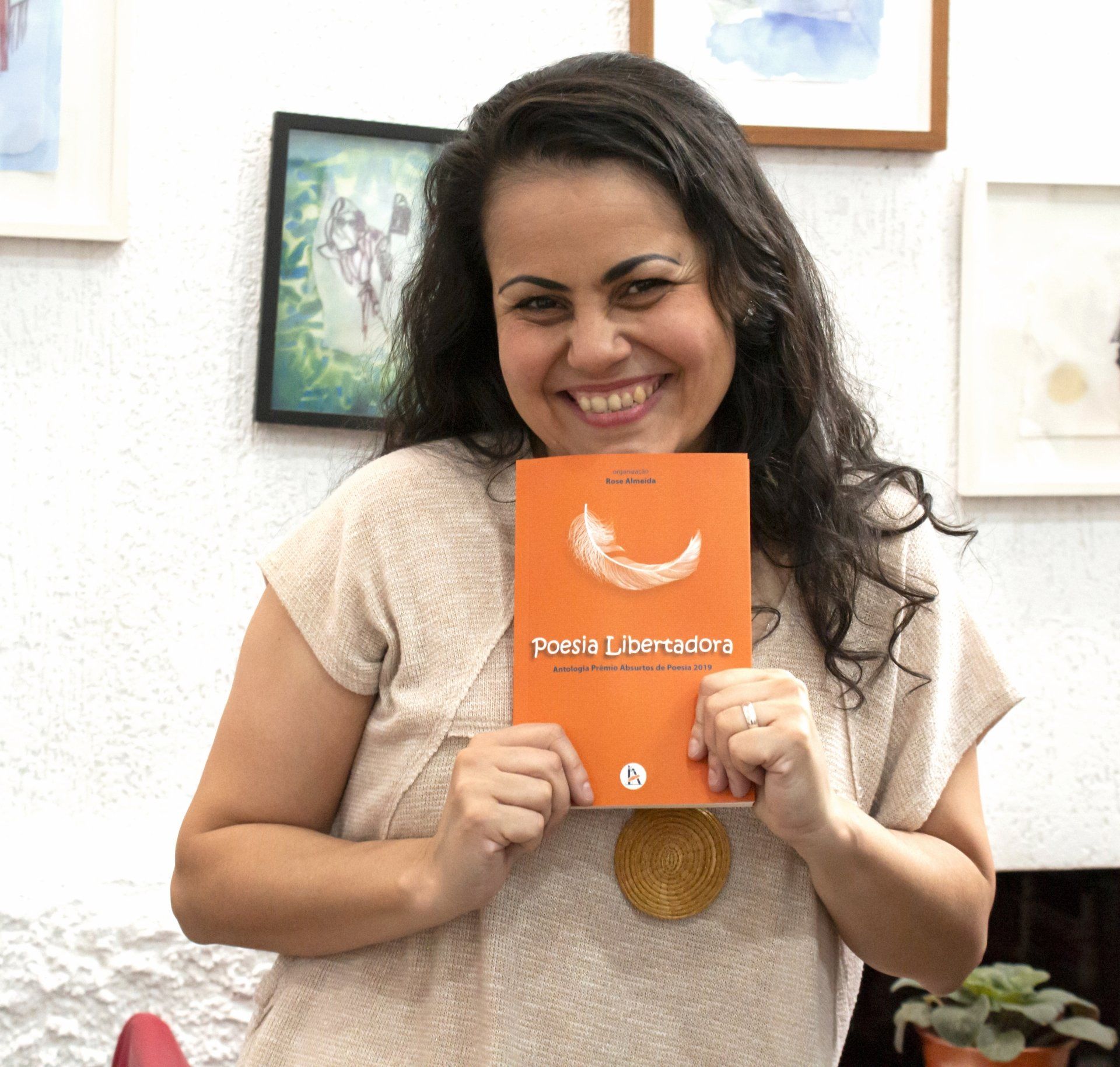A editora e organizadora Rose Almeida muito feliz com a Poesia Libertadora
