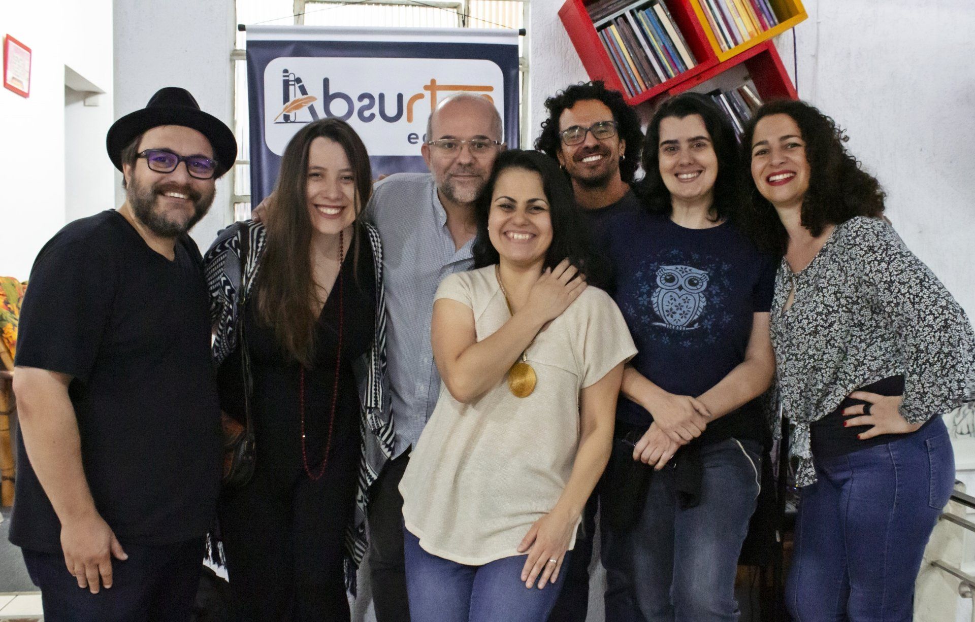 Vanderley Sampaio, Camila Tardelli, Márcio Baptista, Rose Almeida, Gabriel de Almeida, Rosely Zenker e Mila Queirós celebrando o lançamento da Absurtos Editora