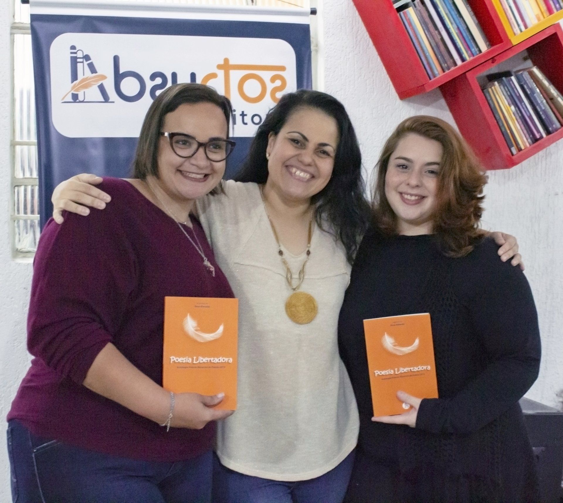 Rose Almeida entre as amigas Paloma Novaes Sá e Renata Moraes