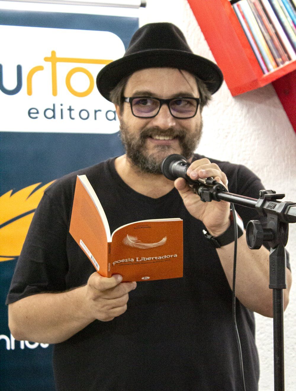 O editor Vanderley Sampaio interpreta o poema do autor Leandro Bianchi, 3º lugar no Prêmio Absurtos de Poesia 2019